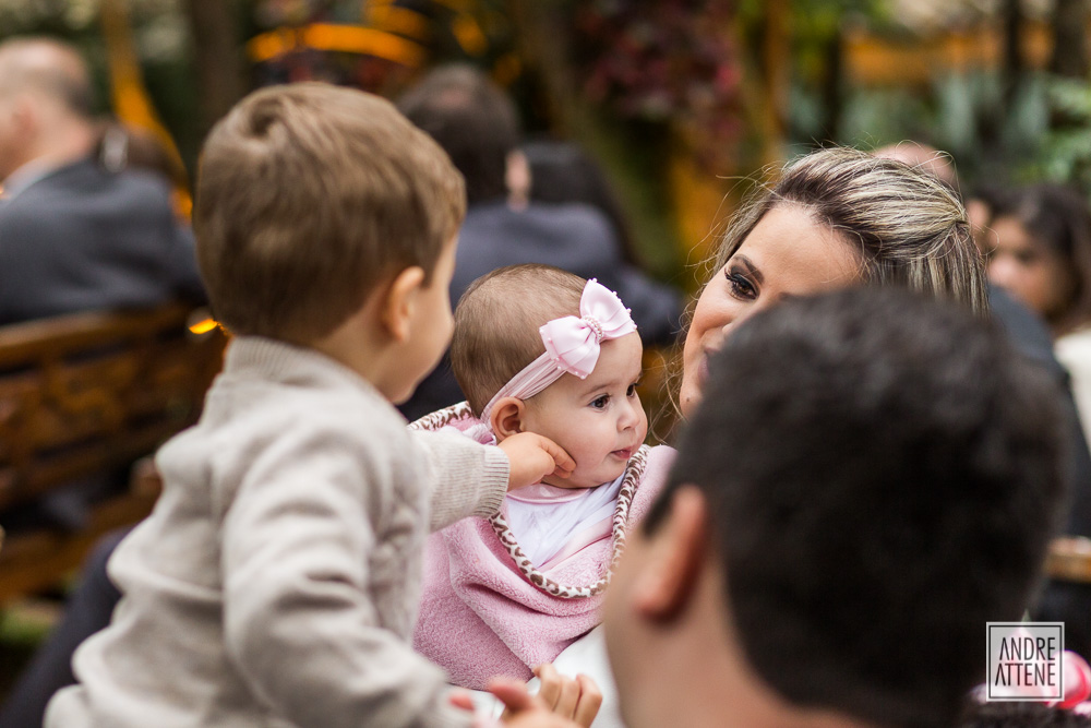 crianças brincado em imagem natural e espontânea de Andre Attene fotógrafo de casamento em SP