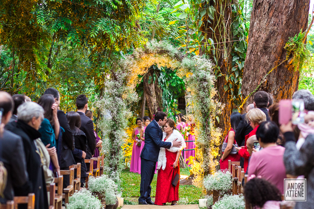 noivo beija sua mãe antes de sua entrada na cerimônia de seu casamento no Maison Saint Germain em São Paulo fotografado por Andre Attene