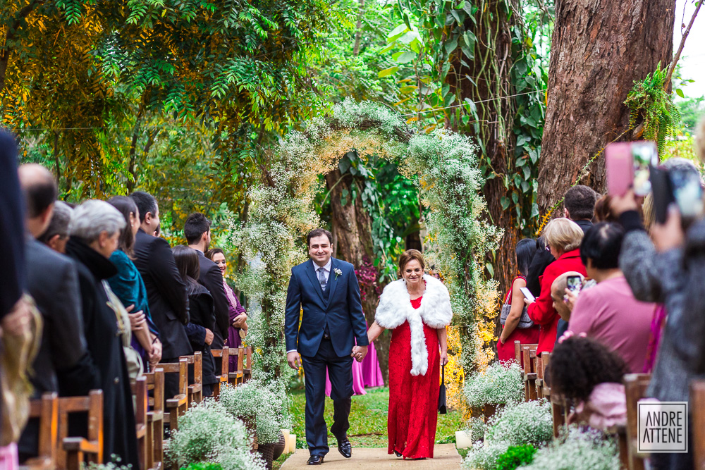 noivo entrando com sua mãe em seu casamento no Maison Saint Germain em São Paulo fotografado por Andre Attene