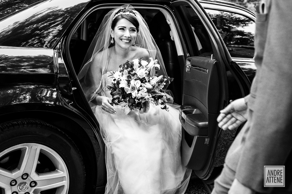 noiva chega em seu carro na cerimônia de casamento em São Paulo no no Maison Saint Germain por Andre Attene