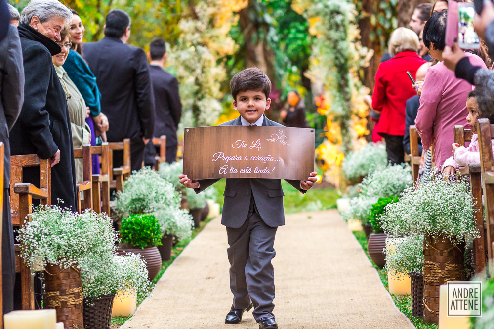 Andre Attene fotografa criança entrando com placa que diz 