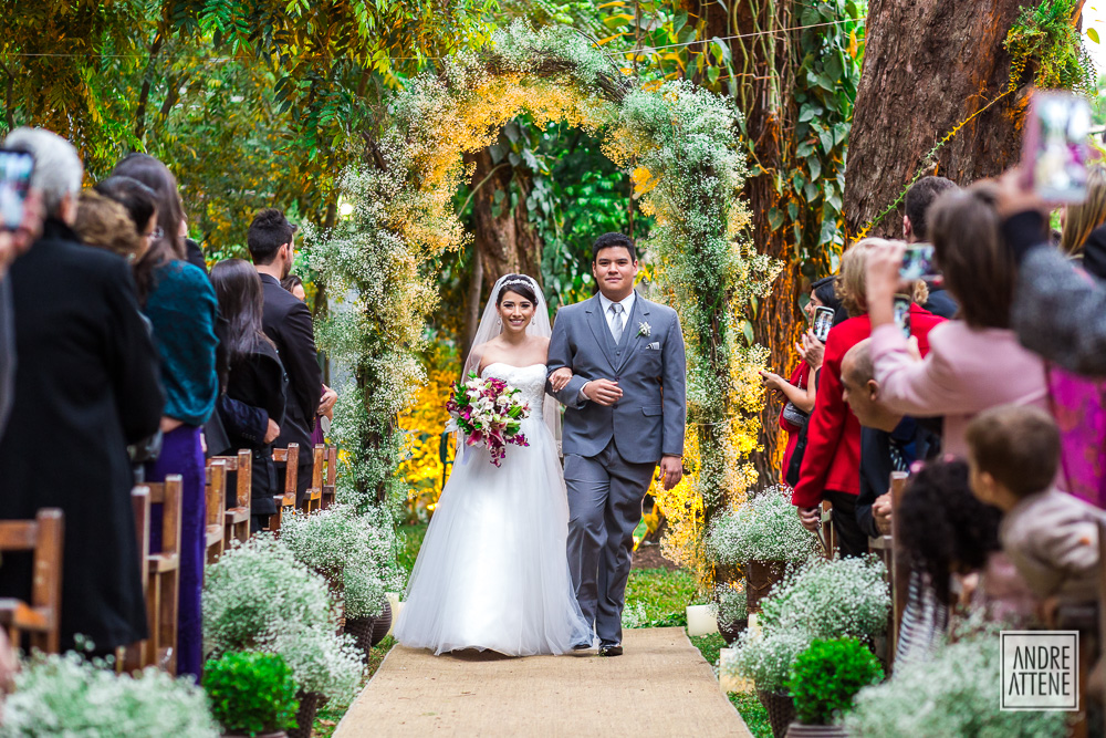 Noiva chega à cerimônia com seu irmão no casamento fotografado por Andre Attene em São Paulo