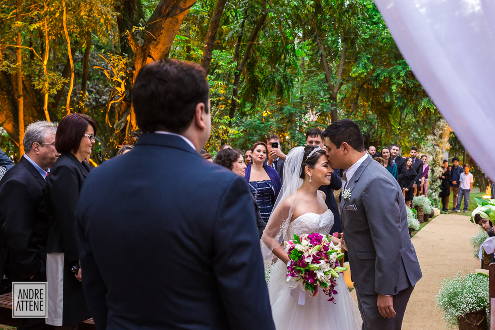 irmão da noiva a cumprimenta com naturalidade dando um beijo singelo em fotografia de Andre Attene SP