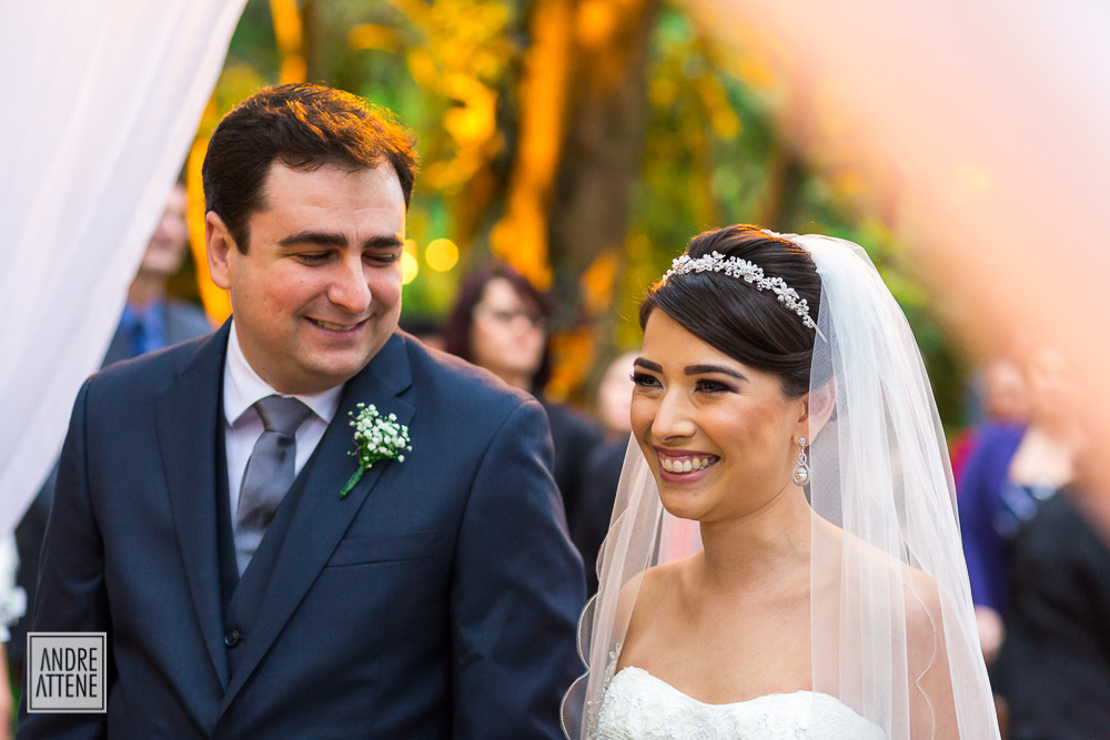 o olhar apaixonado no noivo para sua amada no altar durante a cerimônia de casamento no Maison Saint Germain em São Paulo clicado por Andre Attene