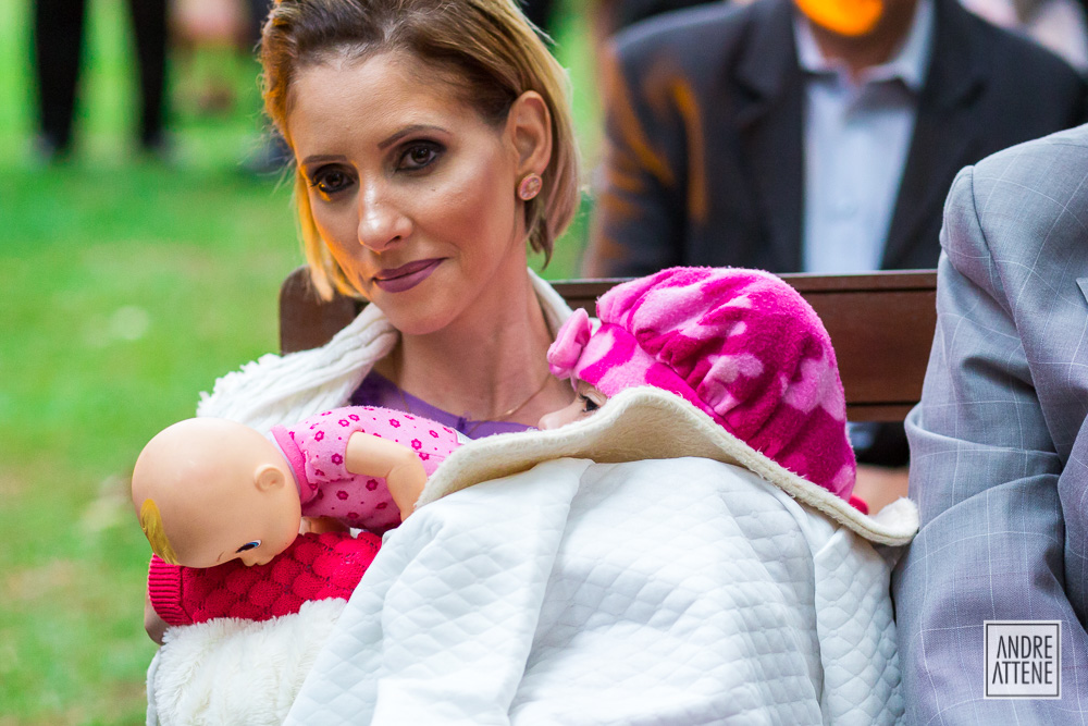 detalhe de convidada com criança e boneca no casamento de Fernanda e Leandro clicado por Andre Attene em SP