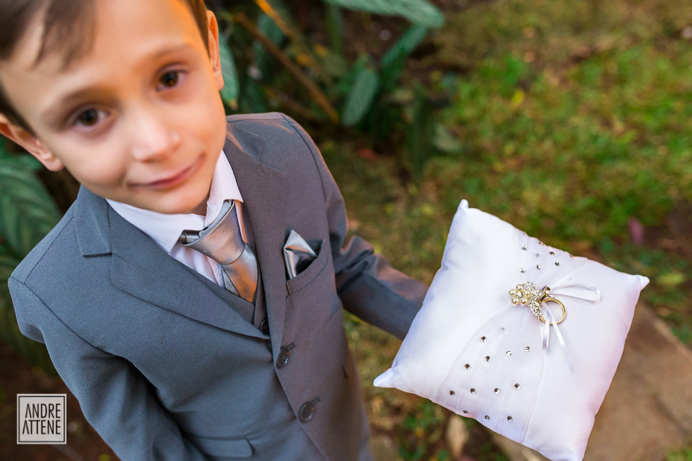 criança segura aliança em casamento no Maison Saint Germain fotografado pelo fotógrafo Andre Attene