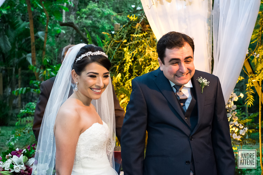 casal tem reação espontânea ao ver as crianças com suas alianças fotografados por Andre Attene SP