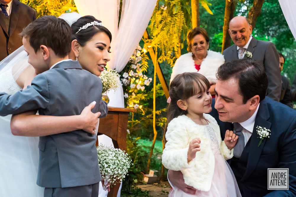 cumprimento das crianças durante entrada das alianças em casamento no Maison Saint Germain em SP fotografado por Andre Attene