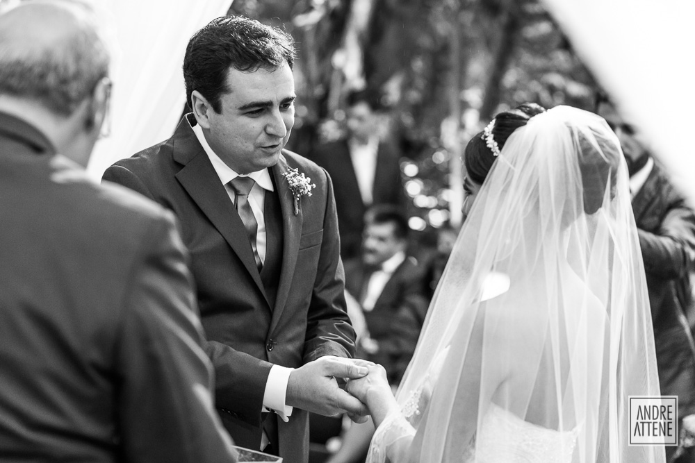 noivo faz votos para noiva e entrega a aliança com emoção em fotografia de Andre Attene em São Paulo