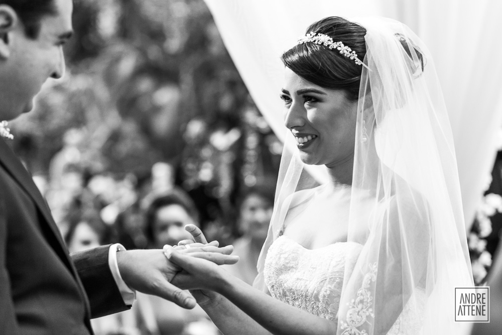 Olhar emocionado da noiva ao receber sua aliança em casamento fotografado por Andre Attene em SP