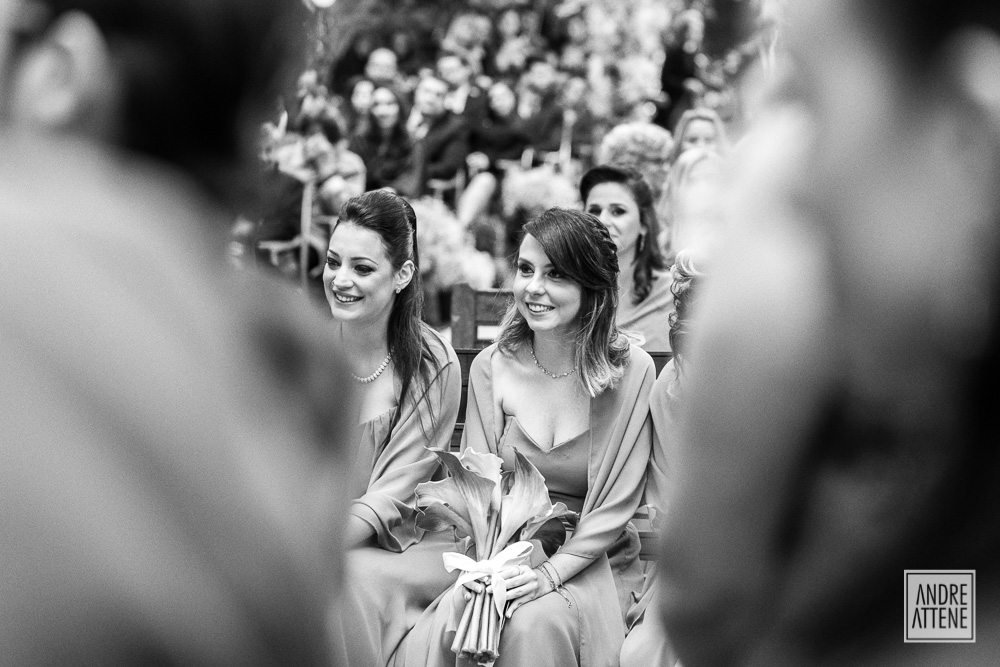 Damas de honra felizes sorriem espontaneamente ao verem os noivos felizes na troca de alianças fotografadas por Andre Attene em São Paulo