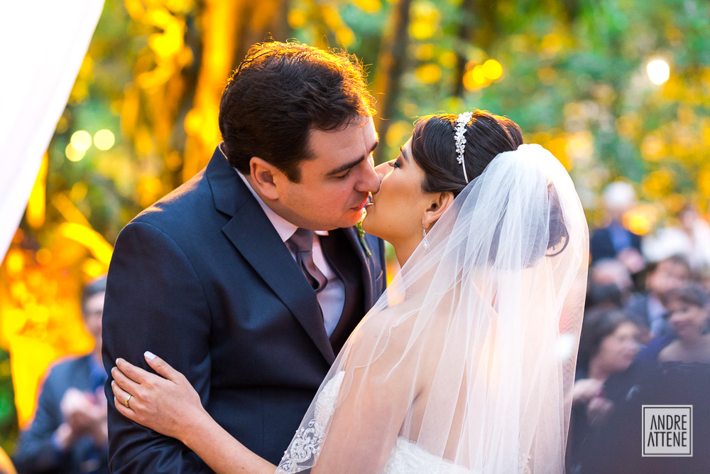 o tão esperado beijo dos noivos quando são declarados marido e mulher em fotografia espontânea de Andre Attene fotógrafo de casamento em São Paulo SP