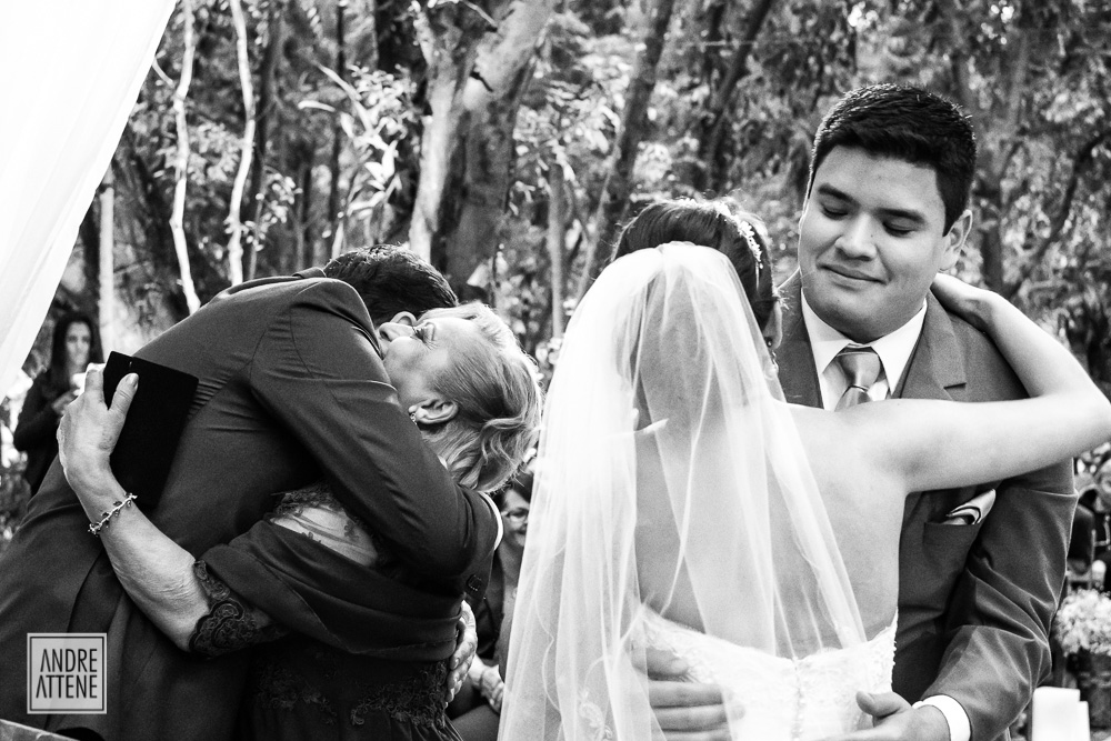 avó e irmão da noiva cumprimentm noivos duramte cerimônia de casamento fotografado por Andre Attene em São Paulo