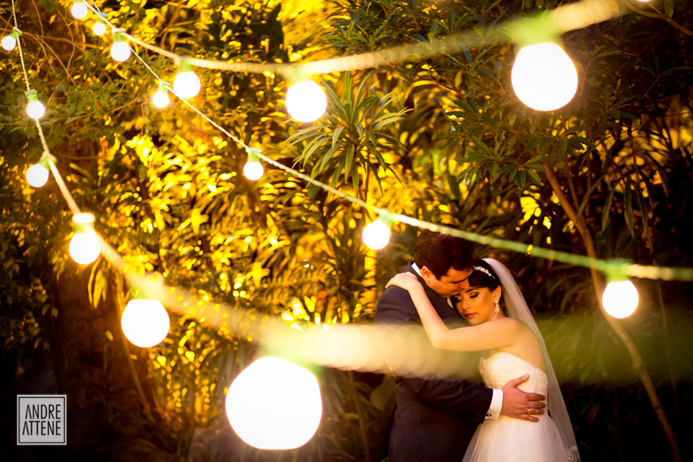 Andre Attene fotografa noivos em abraço sincero e natural iluminados por varal de luzes em São Paulo