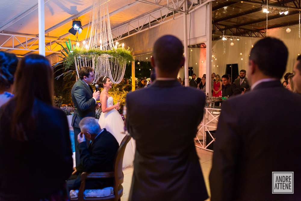 gargalhada espontânea da noiva durante discurso de agradecimento do noivo, momento imortalizado por Andre Attene em São Paulo