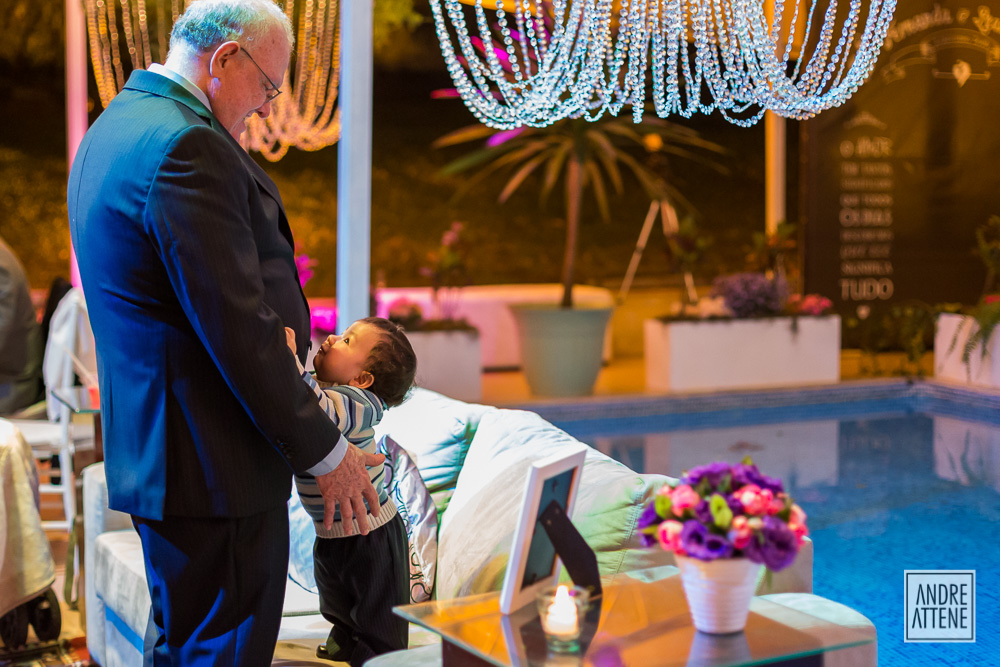 avô brinca com criança no início da festa de casamento de Fernanda e Leandro no Maison Saint Germain em São Paulo