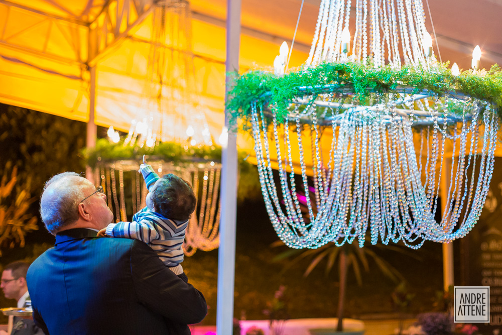 criança mostra as luzes para seu avô no casamento de Fernanda e Leandro em São Paulo fotografado por Andre Attene em Maison Saint Germain