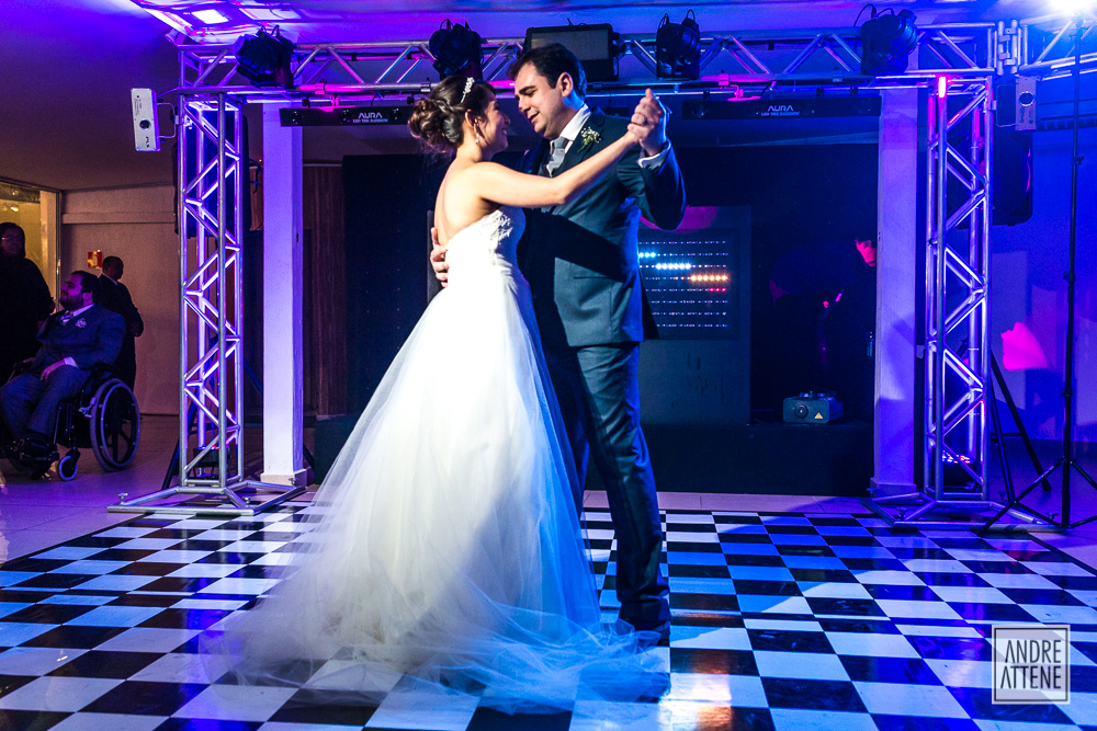 a primeira dança do casal em seu casamento no Maison Saint Germain fotografado por Andre Attene em SP