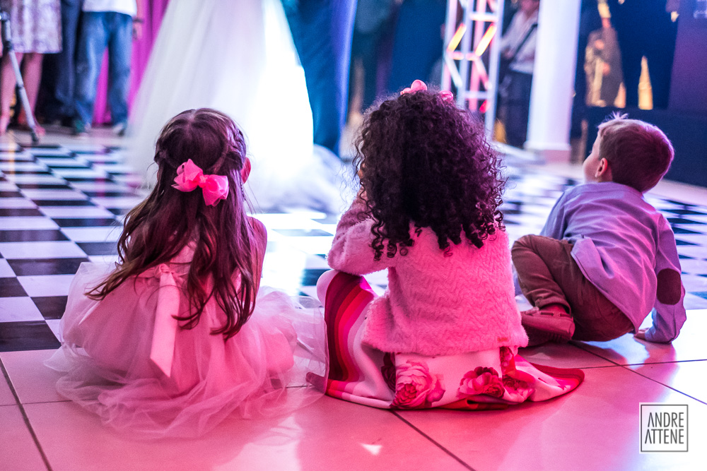 crianças assistem a dança dos noivos em fotografia sensível e espontânea de Andre Attene