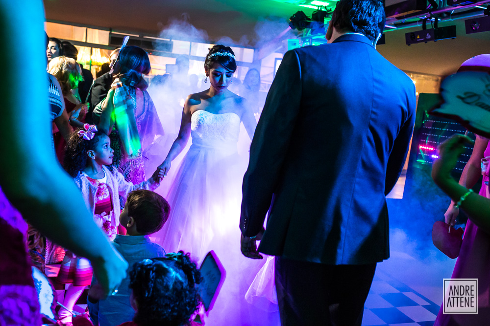 convidados entram na pista de dança e si divertem em fotografia de Andre Attene