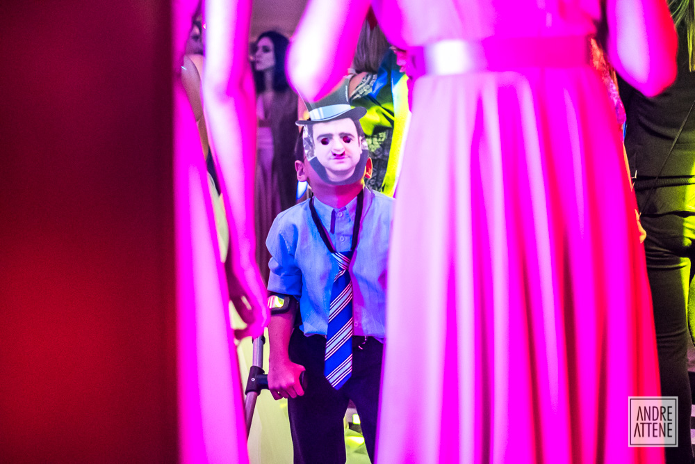 menino usa máscara do noivo em festa de casamento em São Paulo clicado pelo fotógrafo de casamento Andre Attene