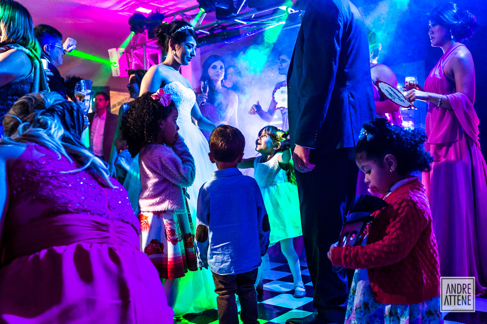 crianças dançam com noiva em festa de casamento no Maison Saint Germain em são Paulo clicado pelo fotógrafo Andre Attene