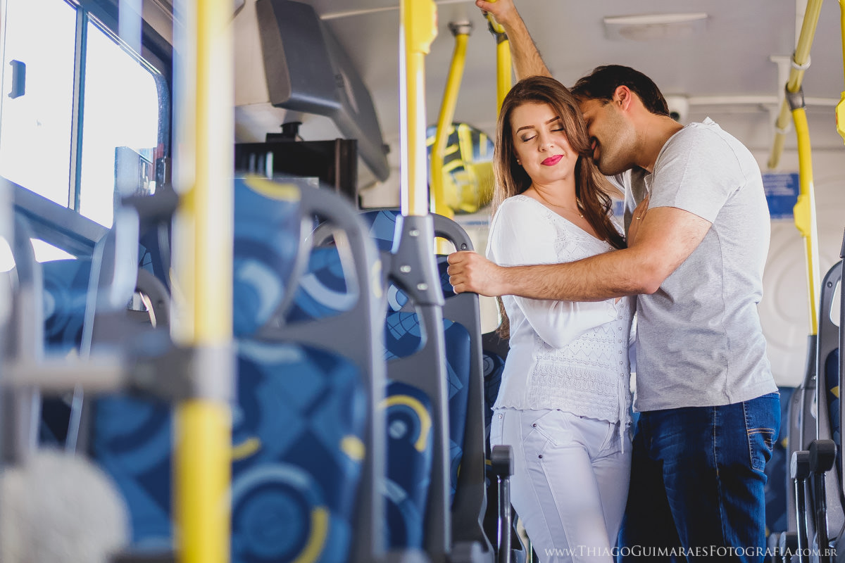 casando em bh fotografia casamento belo horizonte macacos fotógrafo thiago guimarães ensaio externo save the date ônibus cachorro quente nova lima são sebastião das águas claras