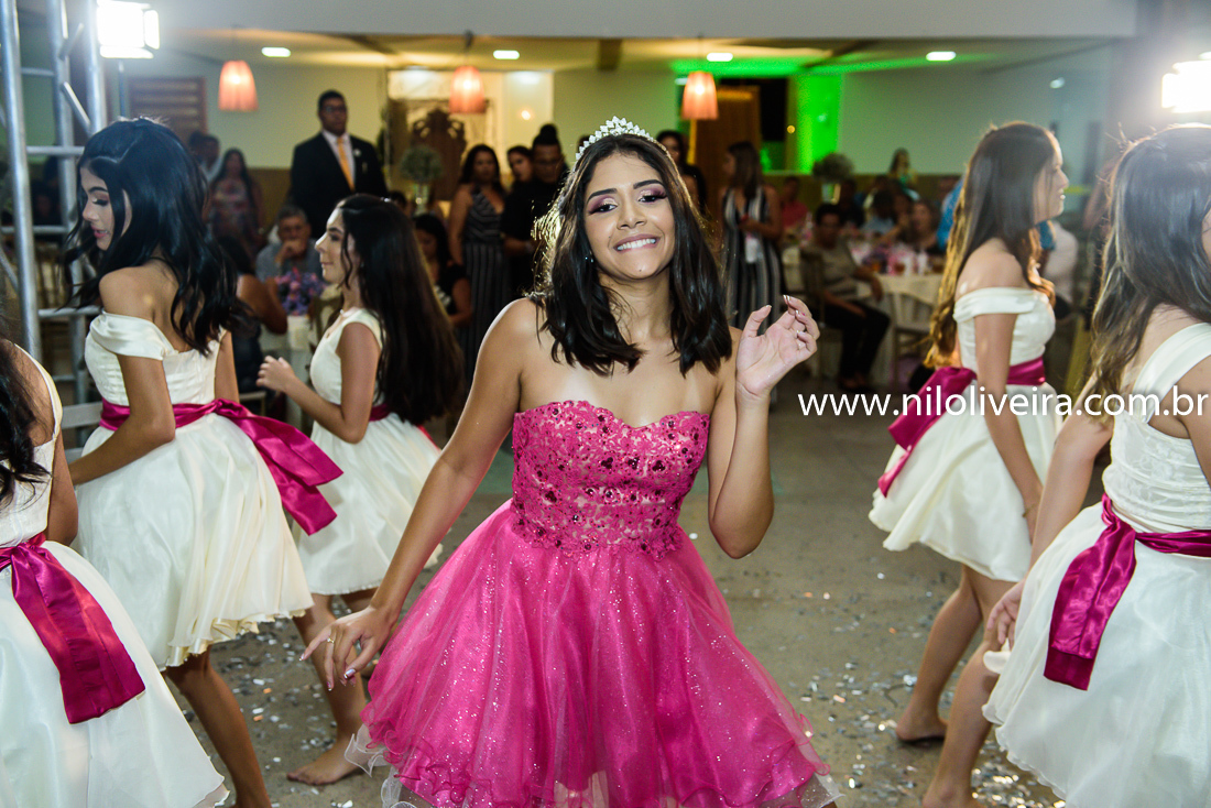 Fotógrafo de 15 anos Maceió Alagoas, decoração e Cerimonial Valoz e Silva, Buffet -Tony De cor, Banda e DJ Os Kafonas, Bolo Fábia Rocha, Lembrancinhas: Bm Artes Personalizadas, Oziel Telões, Vestido Aluvest, Salão de festas Clube dos Sargentos ASSMAL