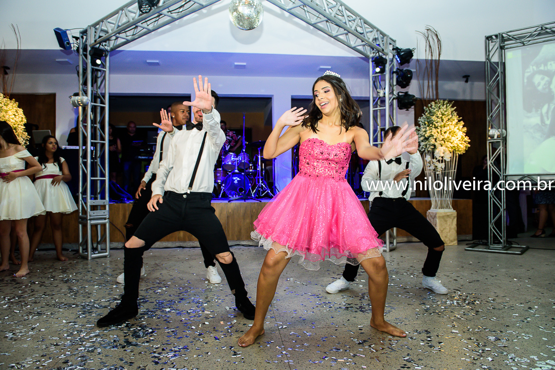 Fotógrafo de 15 anos Maceió Alagoas, decoração e Cerimonial Valoz e Silva, Buffet -Tony De cor, Banda e DJ Os Kafonas, Bolo Fábia Rocha, Lembrancinhas: Bm Artes Personalizadas, Oziel Telões, Vestido Aluvest, Salão de festas Clube dos Sargentos ASSMAL