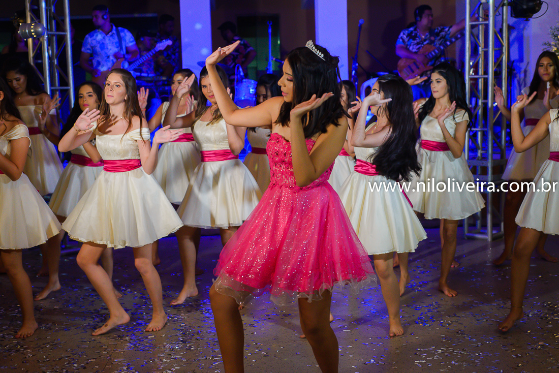 Fotógrafo de 15 anos Maceió Alagoas, decoração e Cerimonial Valoz e Silva, Buffet -Tony De cor, Banda e DJ Os Kafonas, Bolo Fábia Rocha, Lembrancinhas: Bm Artes Personalizadas, Oziel Telões, Vestido Aluvest, Salão de festas Clube dos Sargentos ASSMAL