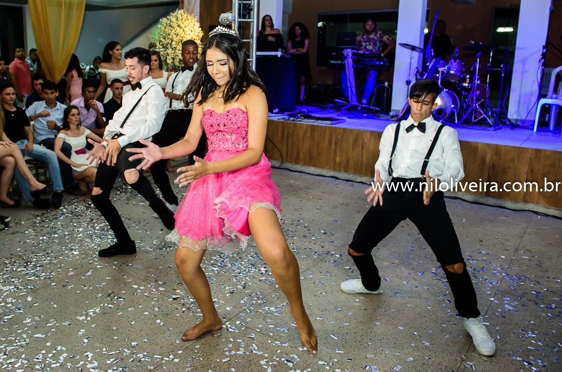 Fotógrafo de 15 anos Maceió Alagoas, decoração e Cerimonial Valoz e Silva, Buffet -Tony De cor, Banda e DJ Os Kafonas, Bolo Fábia Rocha, Lembrancinhas: Bm Artes Personalizadas, Oziel Telões, Vestido Aluvest, Salão de festas Clube dos Sargentos ASSMAL