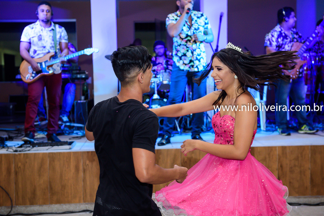 Fotógrafo de 15 anos Maceió Alagoas, decoração e Cerimonial Valoz e Silva, Buffet -Tony De cor, Banda e DJ Os Kafonas, Bolo Fábia Rocha, Lembrancinhas: Bm Artes Personalizadas, Oziel Telões, Vestido Aluvest, Salão de festas Clube dos Sargentos ASSMAL