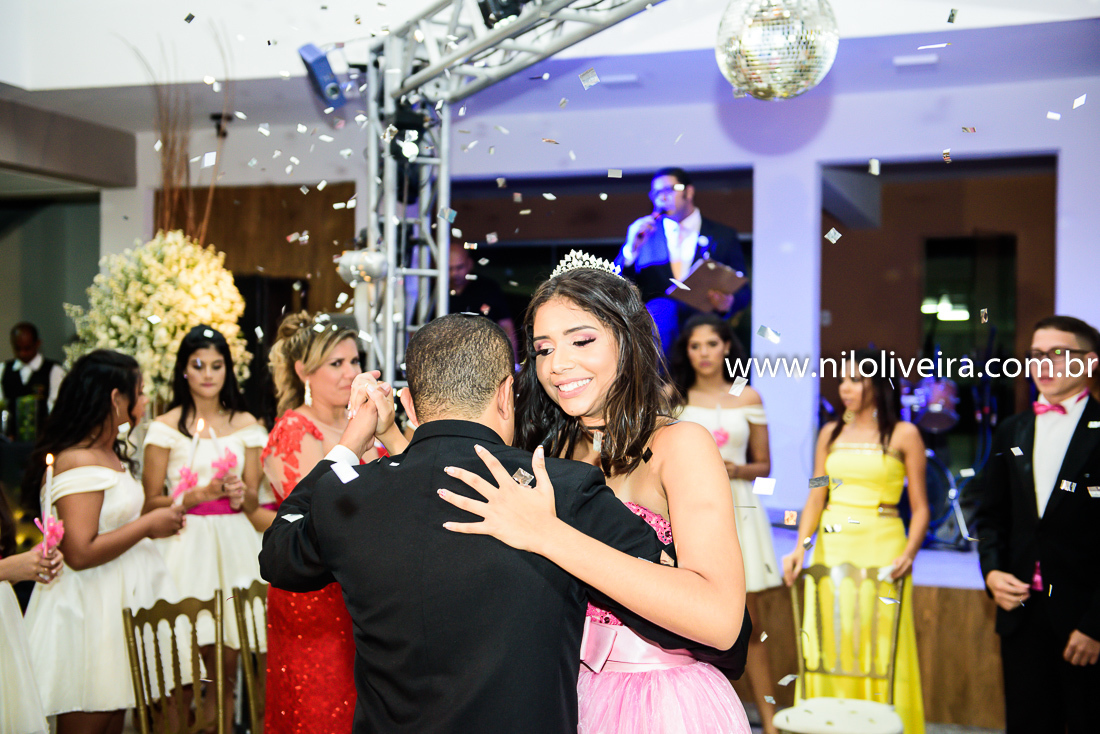 Fotógrafo de 15 anos Maceió Alagoas, decoração e Cerimonial Valoz e Silva, Buffet -Tony De cor, Banda e DJ Os Kafonas, Bolo Fábia Rocha, Lembrancinhas: Bm Artes Personalizadas, Oziel Telões, Vestido Aluvest, Salão de festas Clube dos Sargentos ASSMAL