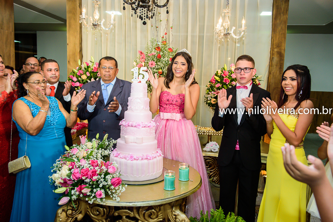 Fotógrafo de 15 anos Maceió Alagoas, decoração e Cerimonial Valoz e Silva, Buffet -Tony De cor, Banda e DJ Os Kafonas, Bolo Fábia Rocha, Lembrancinhas: Bm Artes Personalizadas, Oziel Telões, Vestido Aluvest, Salão de festas Clube dos Sargentos ASSMAL