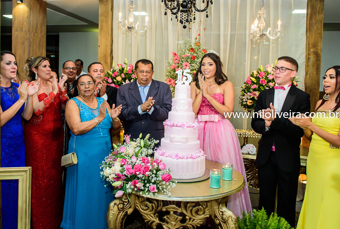 Fotógrafo de 15 anos Maceió Alagoas, decoração e Cerimonial Valoz e Silva, Buffet -Tony De cor, Banda e DJ Os Kafonas, Bolo Fábia Rocha, Lembrancinhas: Bm Artes Personalizadas, Oziel Telões, Vestido Aluvest, Salão de festas Clube dos Sargentos ASSMAL