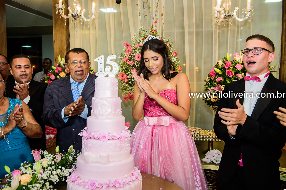 Fotógrafo de 15 anos Maceió Alagoas, decoração e Cerimonial Valoz e Silva, Buffet -Tony De cor, Banda e DJ Os Kafonas, Bolo Fábia Rocha, Lembrancinhas: Bm Artes Personalizadas, Oziel Telões, Vestido Aluvest, Salão de festas Clube dos Sargentos ASSMAL