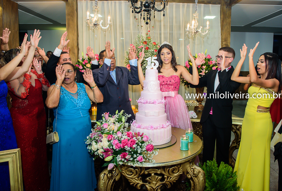 Fotógrafo de 15 anos Maceió Alagoas, decoração e Cerimonial Valoz e Silva, Buffet -Tony De cor, Banda e DJ Os Kafonas, Bolo Fábia Rocha, Lembrancinhas: Bm Artes Personalizadas, Oziel Telões, Vestido Aluvest, Salão de festas Clube dos Sargentos ASSMAL