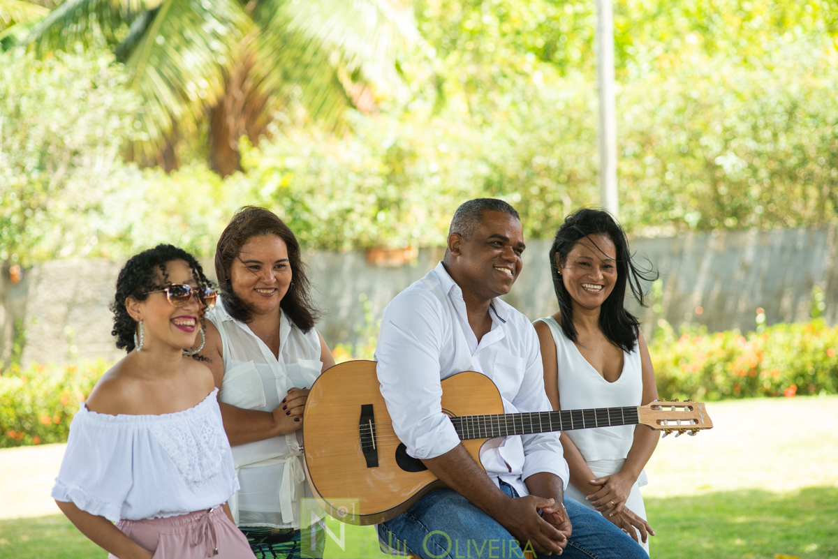 Local: @euquerosossego 
Vestido: @dita.oficial
Buquê: @cetin.acessoriosdenoiva
Bolo e doces: @brigadeiro.e.cia
Decoração e lembrancinhas : @ateliecriarte_