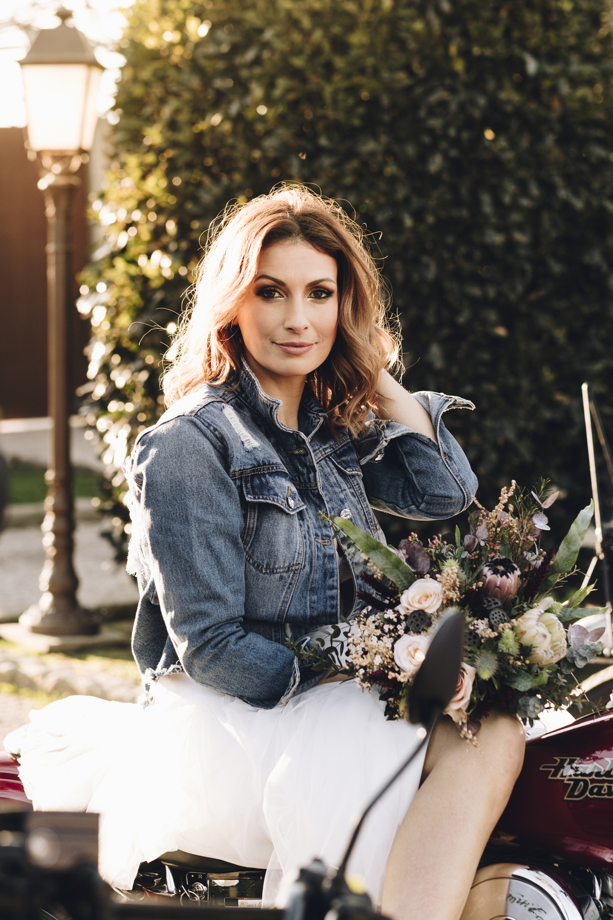 noiva a chegar de moto; casamento na Quinta do Avesso