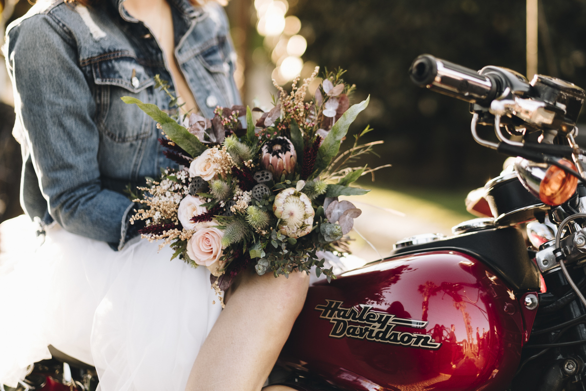 noiva a chegar de moto; casamento na Quinta do Avesso