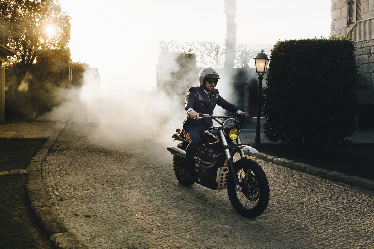 noivo a chegar na sua moto; casamento na Quinta do Avesso