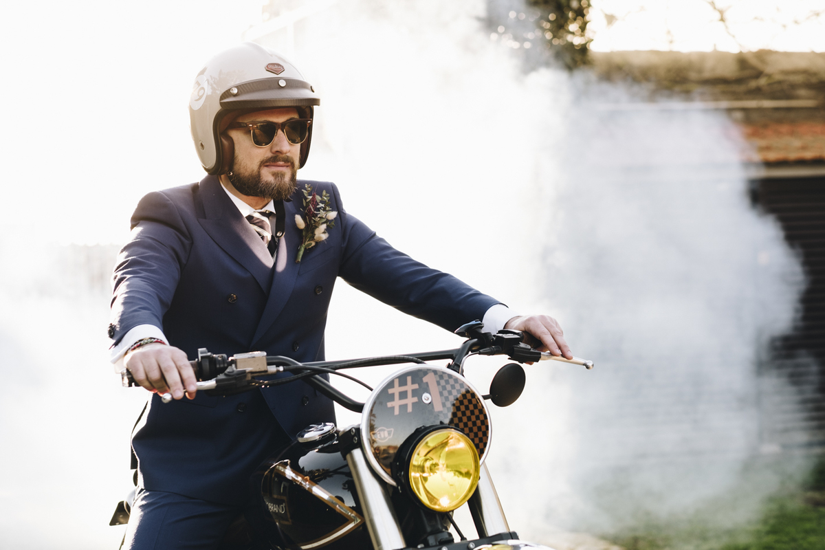 noivo na sua moto; casamento na Quinta do Avesso