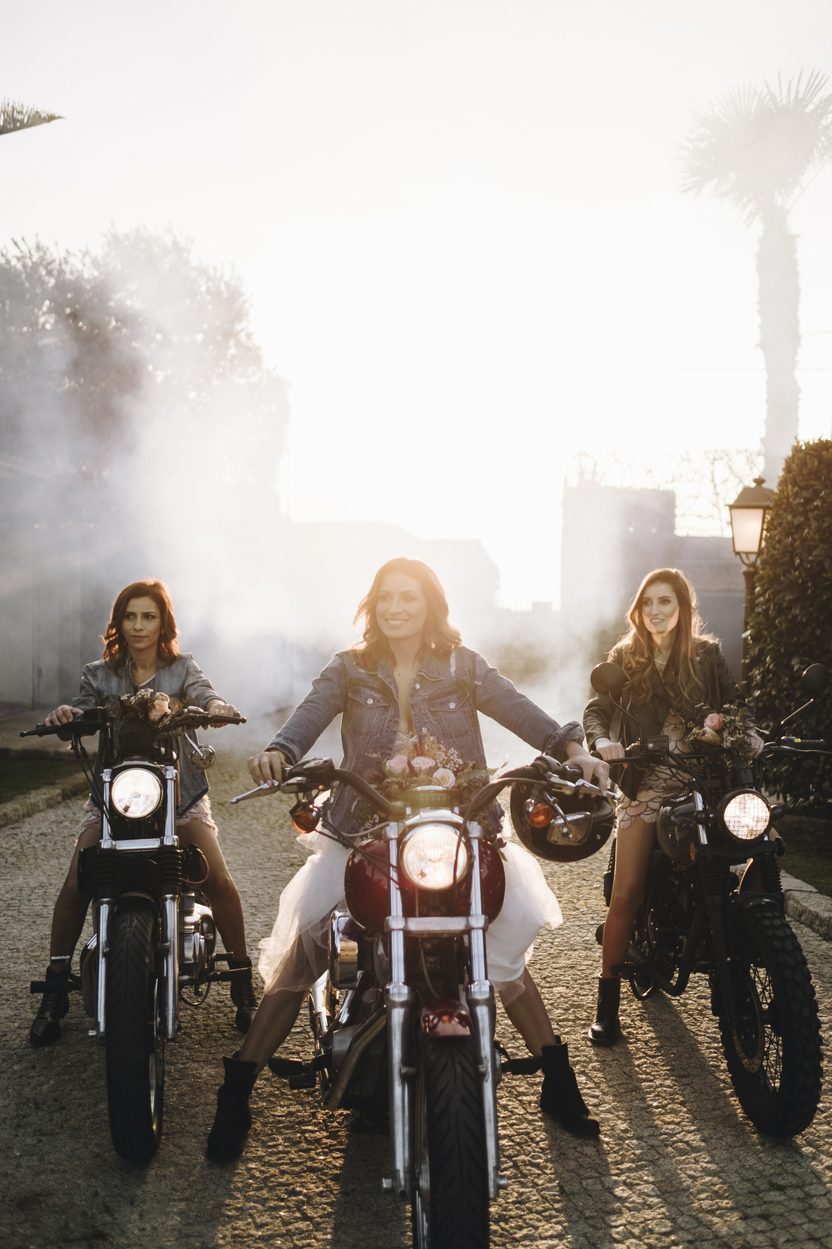 noiva e damas de honor de moto; casamento na Quinta do Avesso
