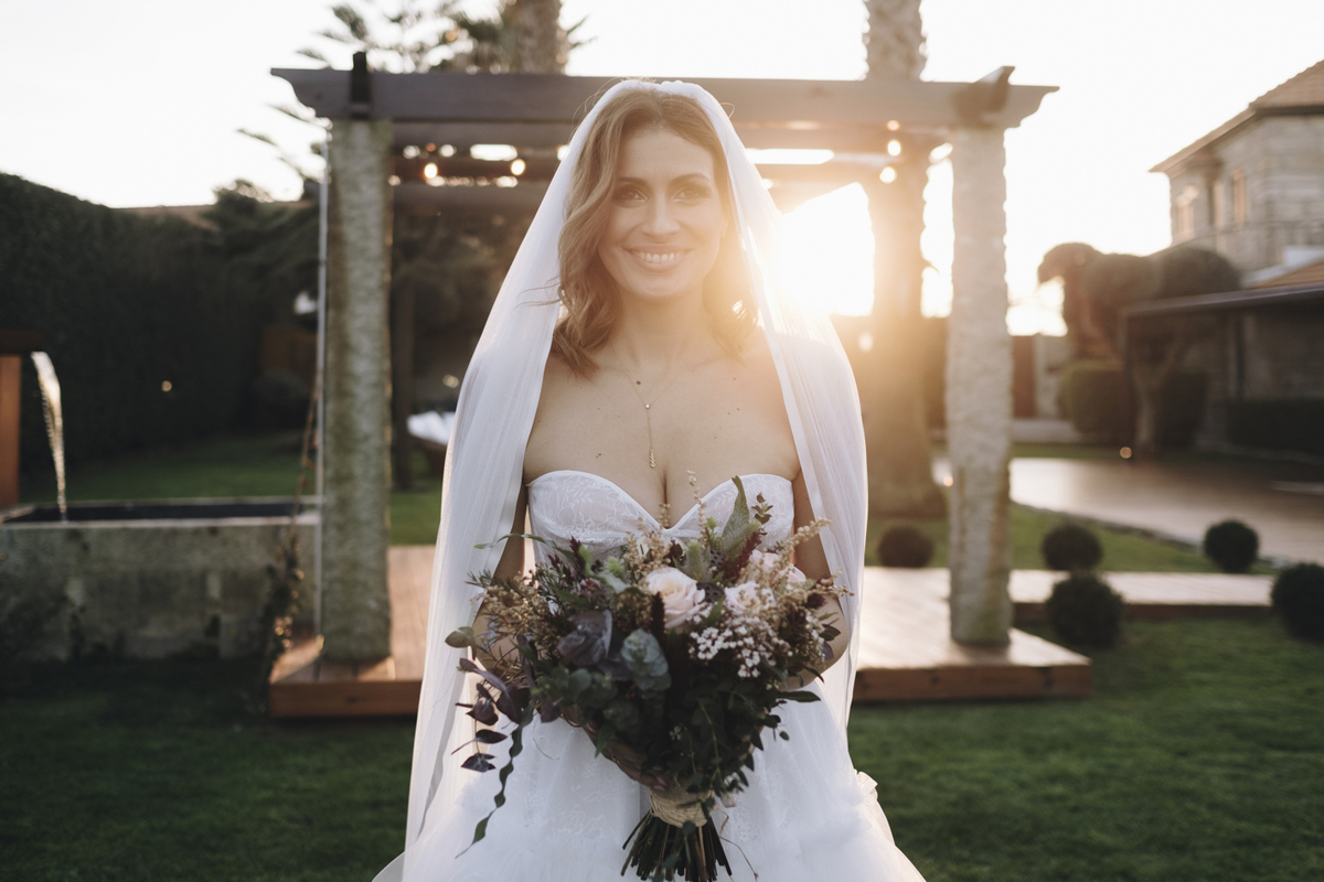 noiva a chegar ao altar