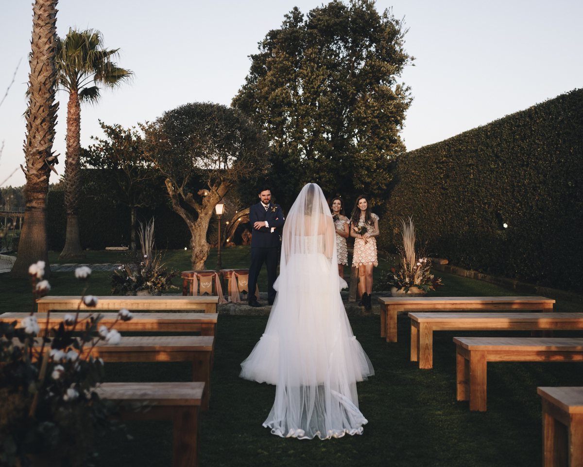 noiva a chegar ao altar