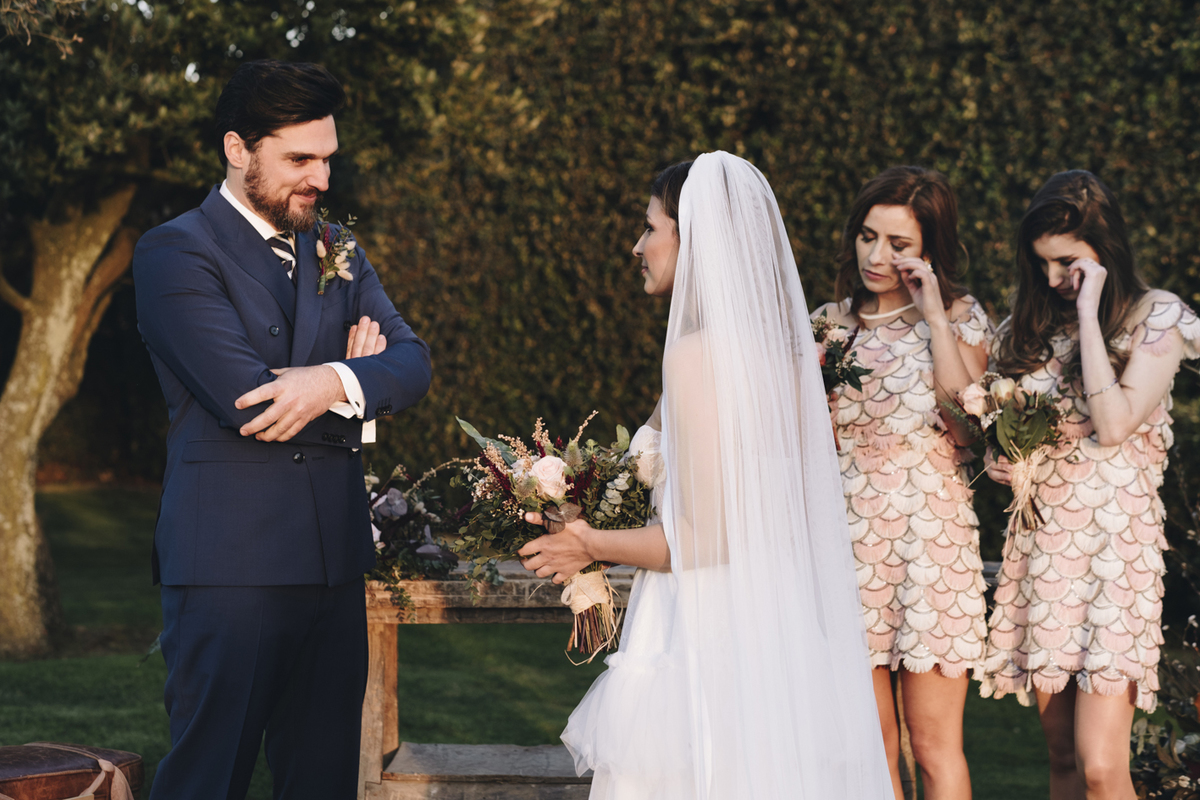 noiva a chegar ao altar