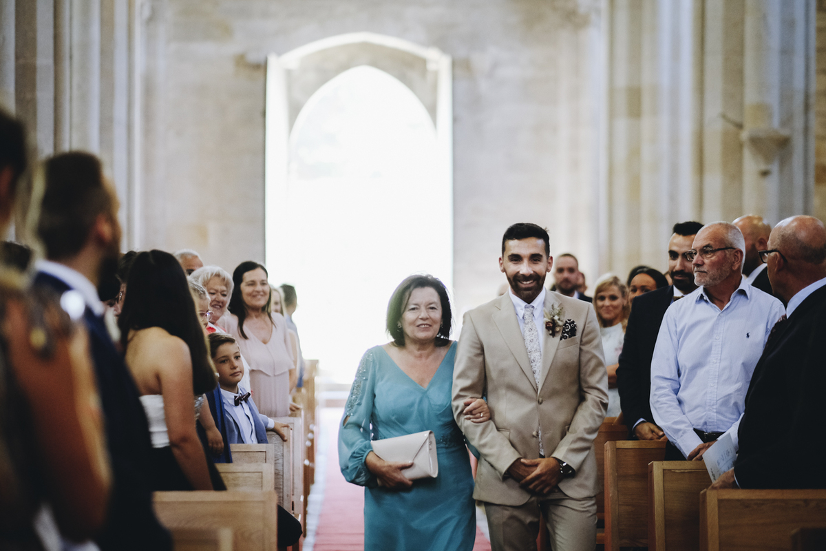 entrada do noivo na igreja; casamento no Mosteiro de Leça do Balio
