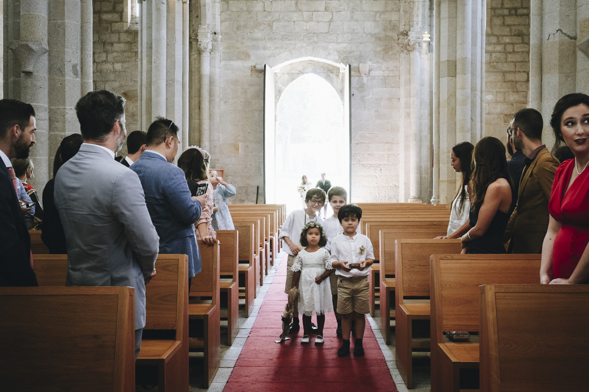 entrada dos meninos das alianças na igreja; casamento no Mosteiro de Leça do Balio
