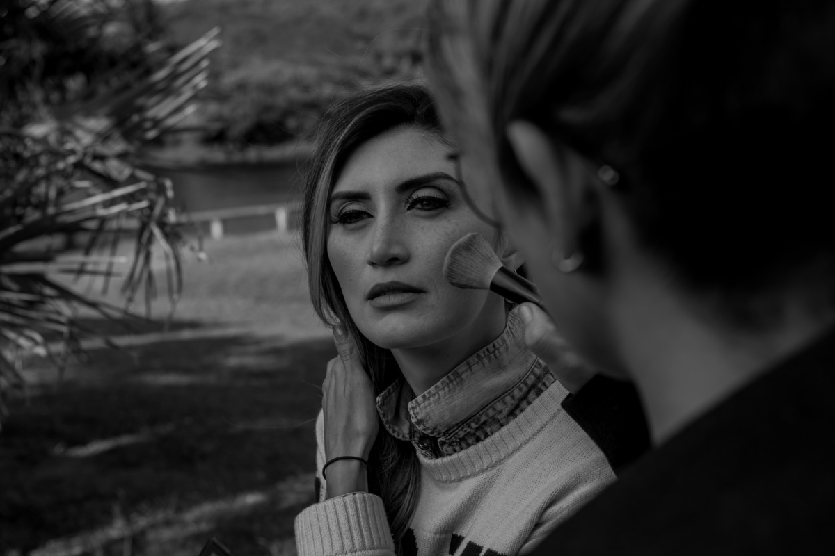 fotografo de casamento, noiva sendo maquiada no making of