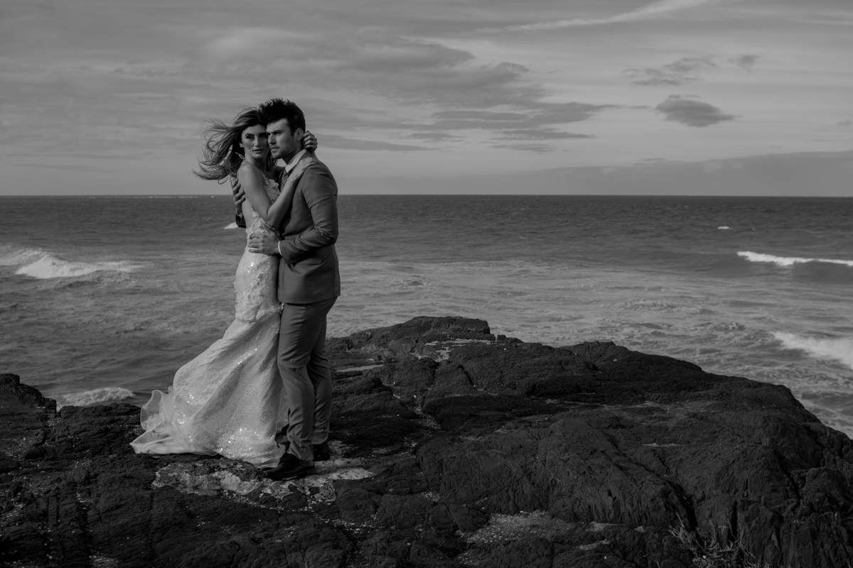 fotografo de casamento, foto do abraço dos noivos em preto e branco